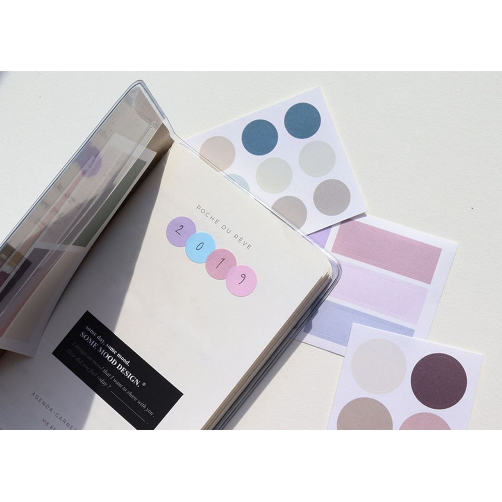 Mit Color Mood Sticker Medium gebildete Jahreszahl 2019 in einem Terminplaner.